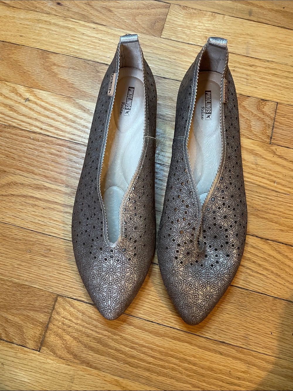 Pikolinos Relax La Marina Silver Laser Cut Leather Pointed Flats EU 41
